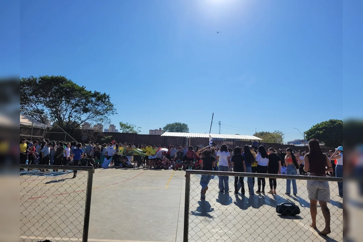 Expostos ao sol forte e às altas temperaturas registradas na capital, os jovens realizam as aulas de Educação Física em condições insalubres Expostos ao sol forte e às altas temperaturas registradas na capital, os jovens realizam as aulas de Educação Física em condições insalubres