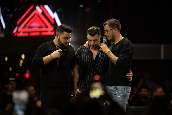 Murilo Huff se emociona ao cantar para Marília Mendonça em show