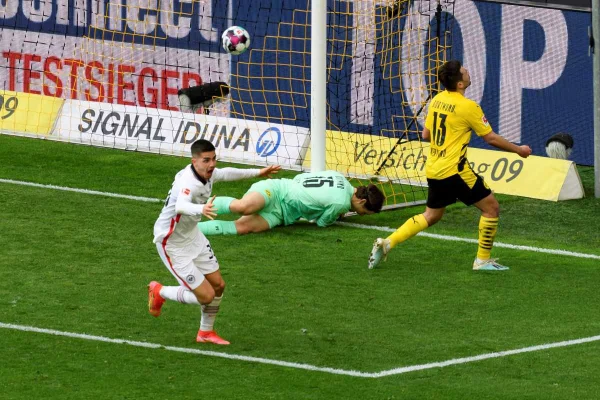 Eintracht Frankfurt bate o Dortmund