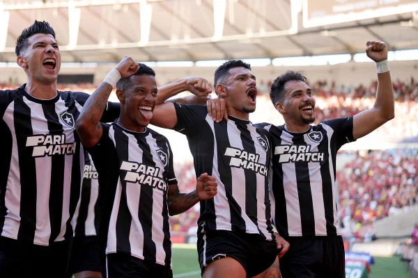 Botafogo e Corinthians se enfrentam em momentos opostos na temporada