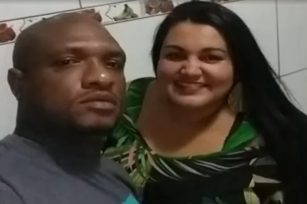 Imagem colorida de casal sorrindo - Metrópoles