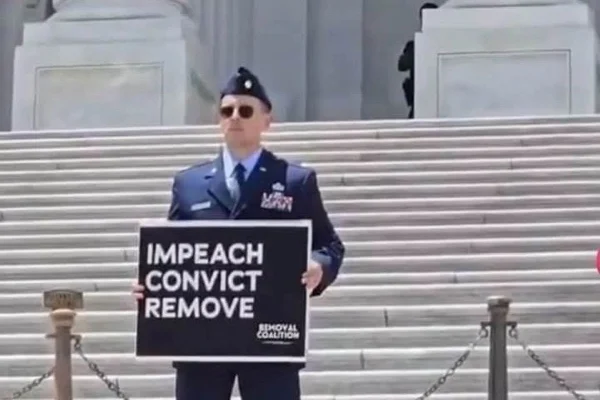 Imagem colorida mostra militar protestante contra Trump no Capitólio - Metrópoles