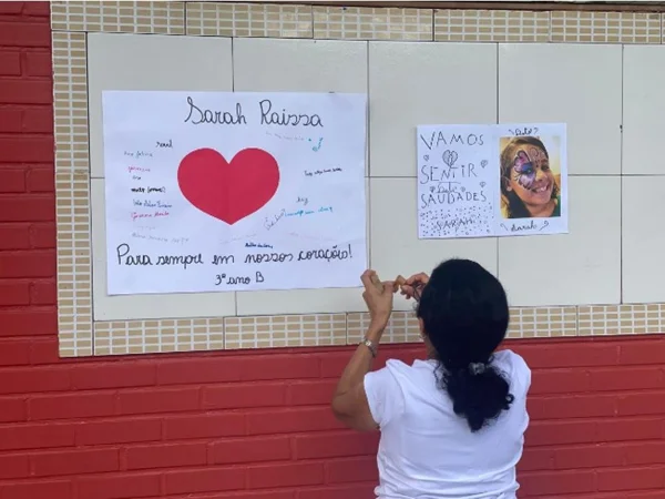 Imagem colorida de homenagem feita para a menina Sarah Raissa