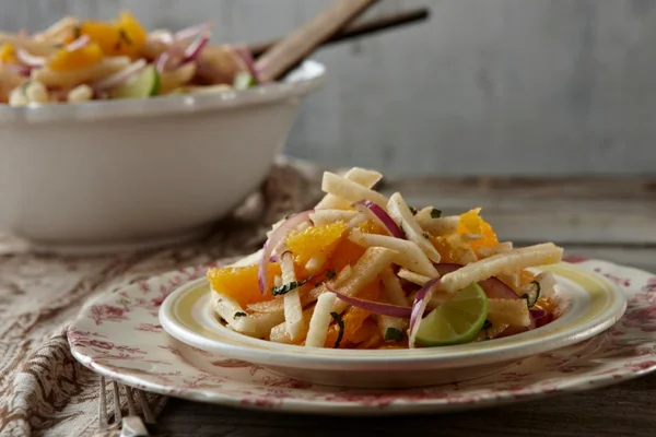 Você conhece a jícama? Listamos receitas com a gostosa raiz