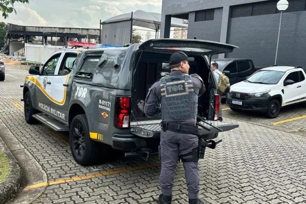 Imagem colorida mostra viatura da polícia rodoviária após foragida da Interpol ser presa. Metrópoles