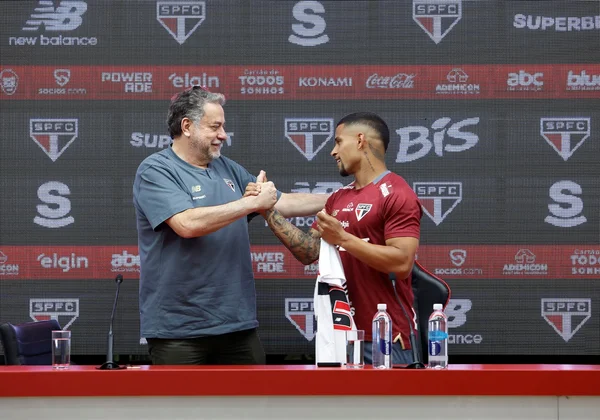 Mailton chega ao São Paulo e briga com Cédric por vaga no time