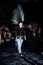 Penas de avestruz em headpieces da Louis Vuitton Penas de avestruz em headpieces da Louis Vuitton