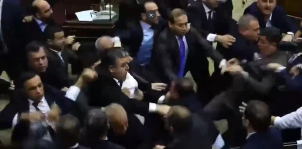 Captura de tela mostra briga entre deputados no Parlamento da Armênia - Metrópoles