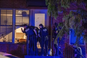 Polícia Metropolitana de Washington, DC, juntamente com agentes do FBI, da ATF e da Polícia do Serviço de Parques dos EUA, remove um homem, supostamente sob efeito de drogas e com a entrada negada às autoridades