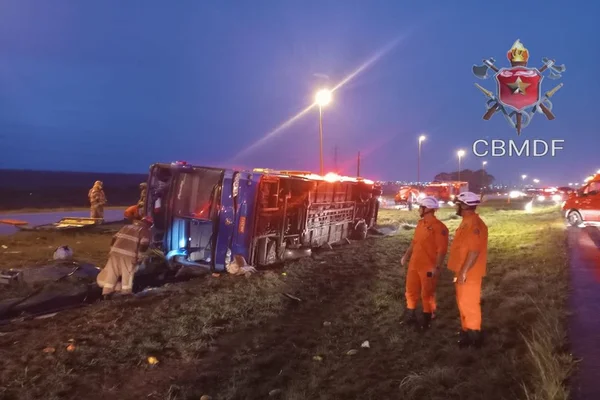 Imagem colorida mostra ônibus tombado