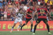 Disputa de bola no confronto entre Sport x Atlético-MG pela 33ª rodada do Campeonato Brasileiro Disputa de bola no confronto entre Sport x Atlético-MG pela 33ª rodada do Campeonato Brasileiro
