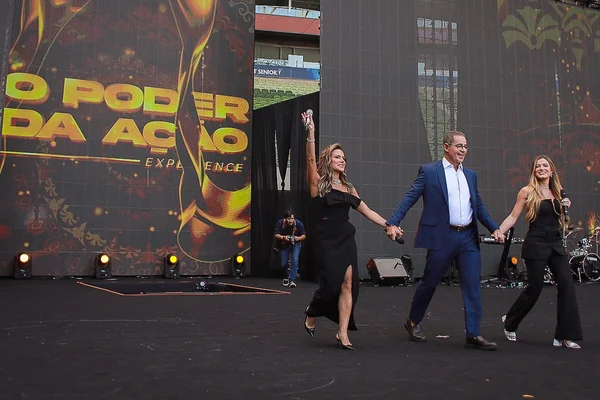 Foto colorida. Paulo Vieira está acompanhado da filha e da esposa - Metrópoles