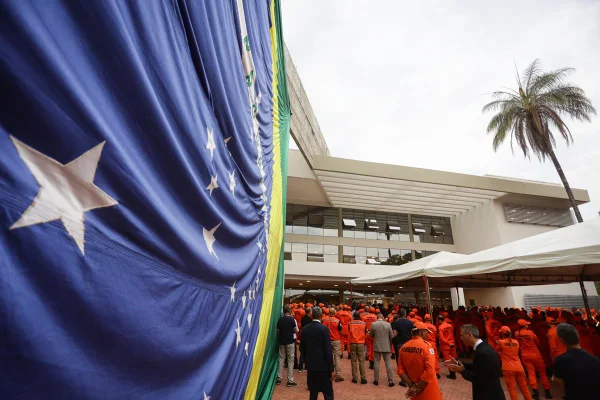Imagem colorida de inauguração de prédio do CBMDF
