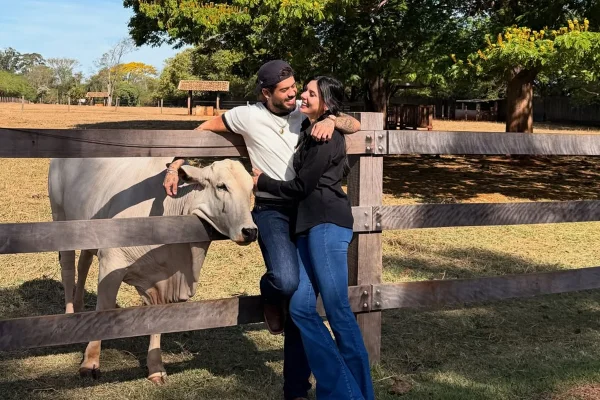 Zé Felipe e Ana Castela abraçados