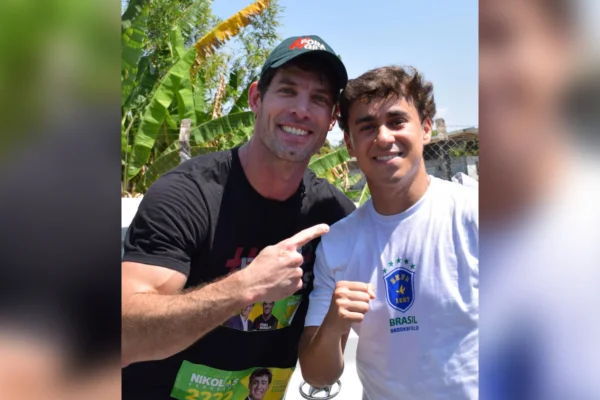 Em “colinha”, Nikolas revela apoio a Superman, do Novo, para o Senado