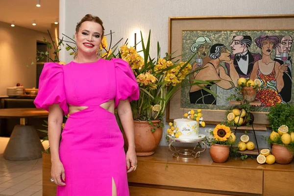 Flavia Torres celebra a vida em festa intimista para amigos