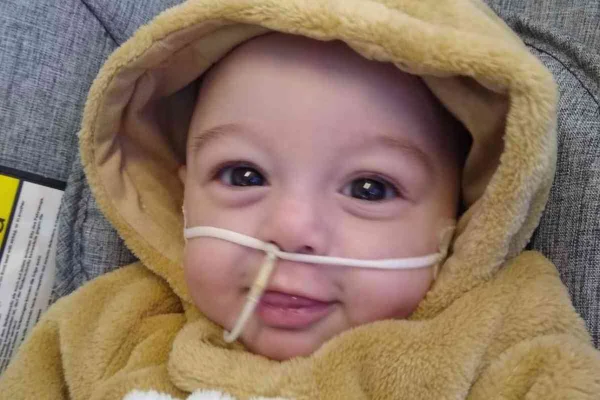 Bebê recebe alta após 6 meses de UTI. Mãe pegou Covid durante gravidez