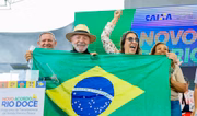 Lula posa com a bandeira do Brasil