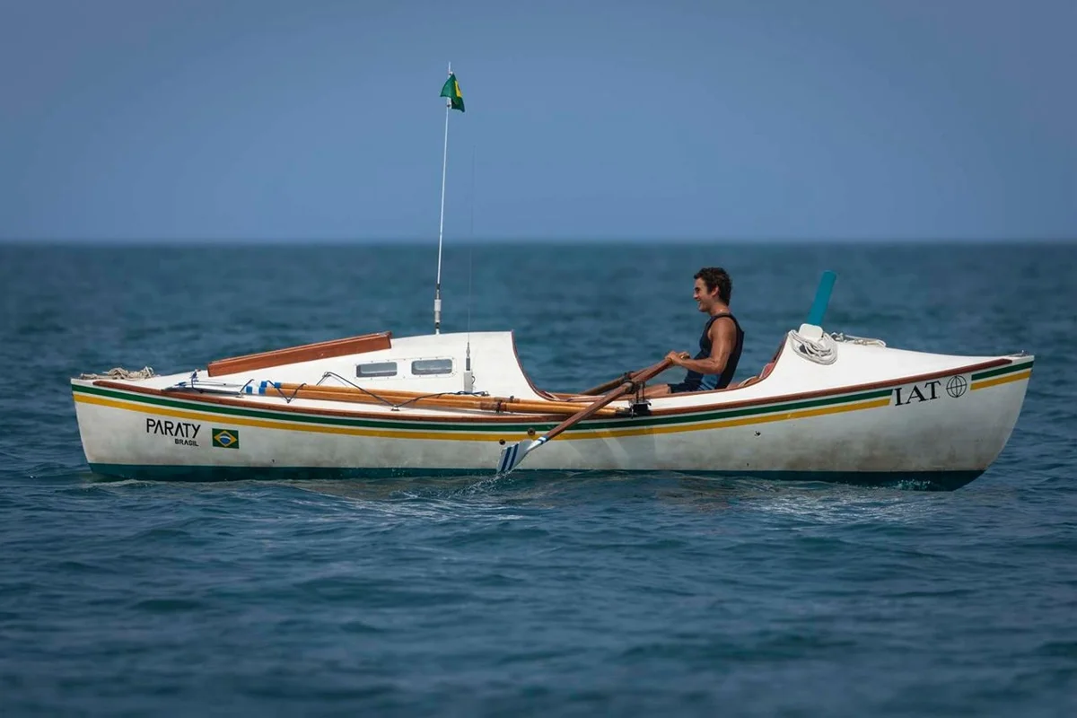 Em 100 Dias, narra a solitária jornada de Amyr Klink, navegador se tornou o primeiro a cruzar o Atlântico Sul a remo Em 100 Dias, narra a solitária jornada de Amyr Klink, navegador se tornou o primeiro a cruzar o Atlântico Sul a remo