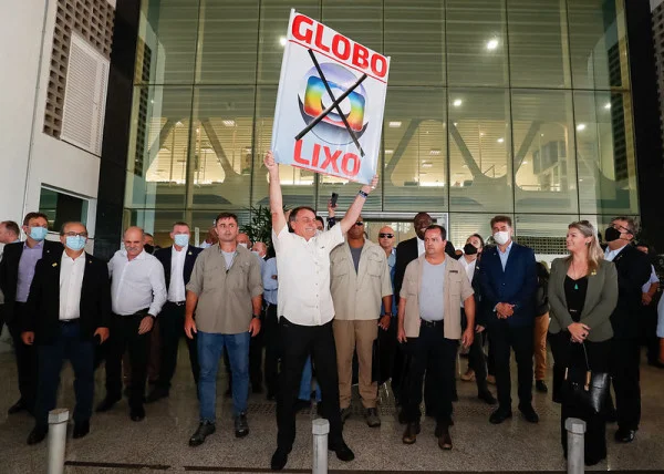 Vídeo: Bolsonaro levanta cartaz com “Globo lixo” ao chegar a Cascavel
