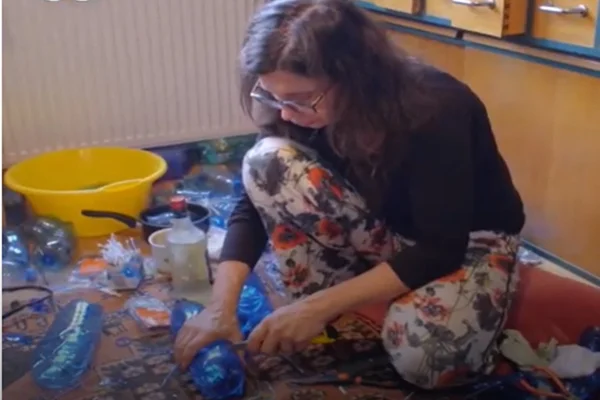 Artista da República Tcheca usa lixo para fazer esculturas