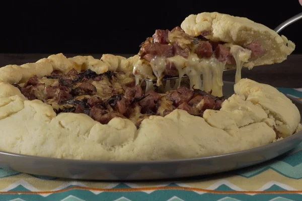 Aprenda receita fácil de torta de linguiça com sete ingredientes