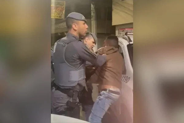 Imagem colorida mostra homem agredido durante abordagem. Metrópoles