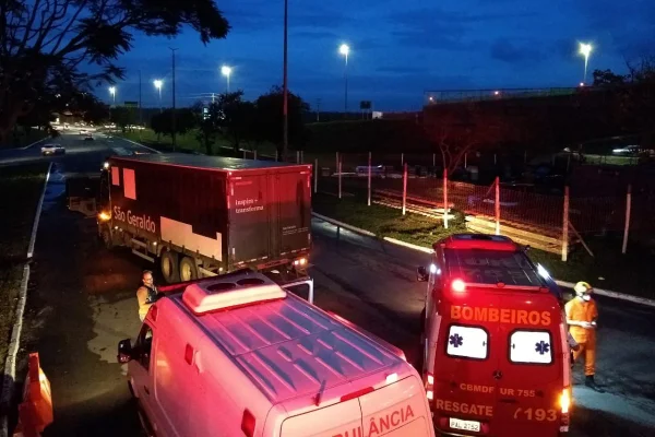 Ciclista de 20 anos morre atropelado por caminhão em rodovia do DF