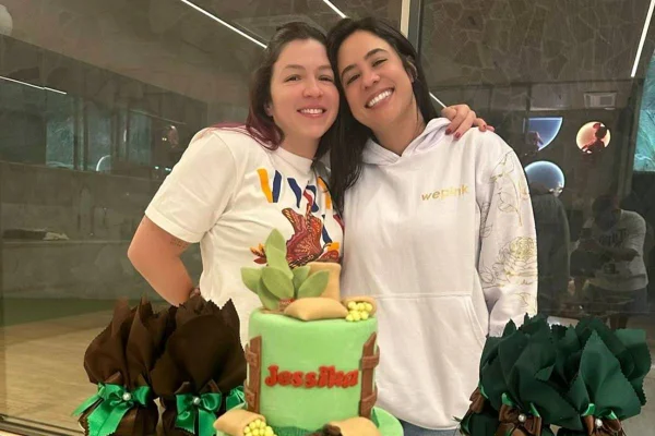 foto colorida de duas mulheres lado a lado com rostinho colado - metrópoles