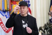 Elon Musk usou um look all black para a ocasião