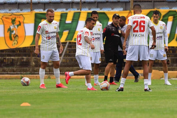 Aquecimento do Brasiliense no jogo contra o Villa Nova