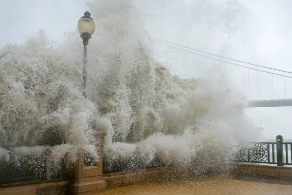 Ondas invadem píer de Hong Kong em razão do supertufão Ragasa, que atingiu a Ásia