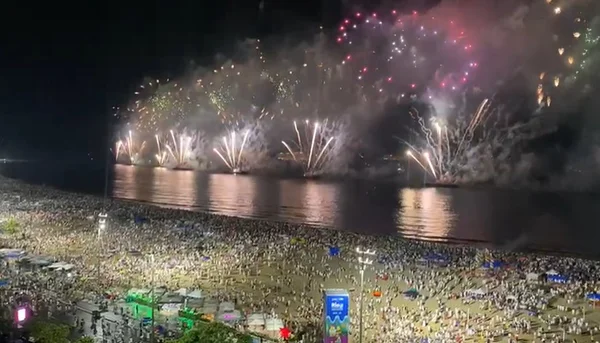 31/12/2021 Rio de Janeiro RJ Movimentação na areia da praia de Copacabana onde Cariocoas e Turistas esperam o Réveillon