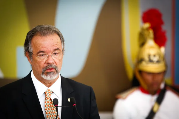 Ministro da Defesa prevê mil homens das Forças Armadas em presídios