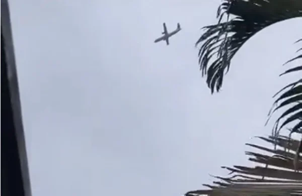 avião em queda