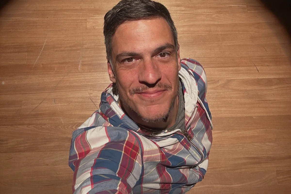 Mateus Solano faz selfie no palco do teatro Mateus Solano faz selfie no palco do teatro