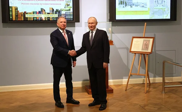 Imagem colorida mostra Putin e enviado especial de Trump na Rússia - Metrópoles