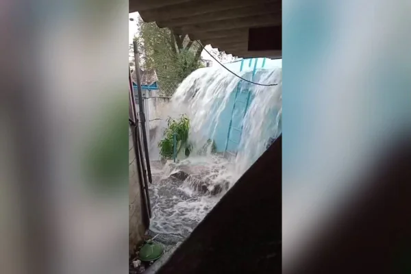 Imagem mostra "cachoeira" após vazamento em reservatório da Sabesp