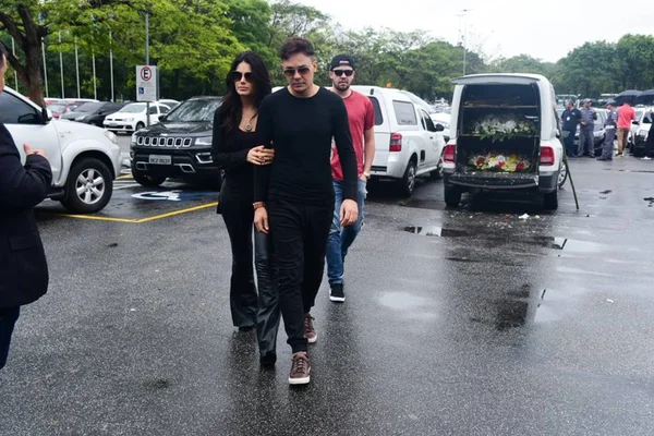 Leandro e Bruno, do KLB, prestam homenagem a Gugu Liberato