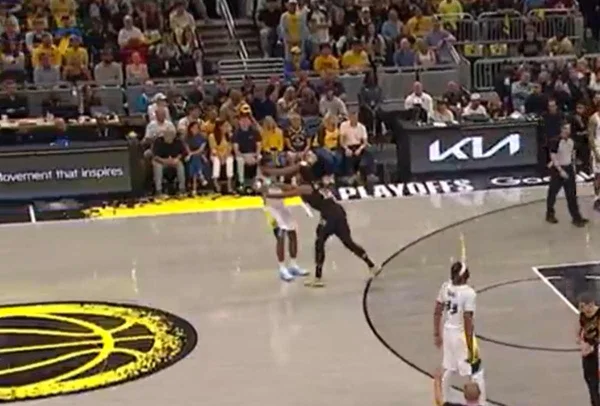 Jogador acerta empurrão durante partida da NBA - Metrópoles