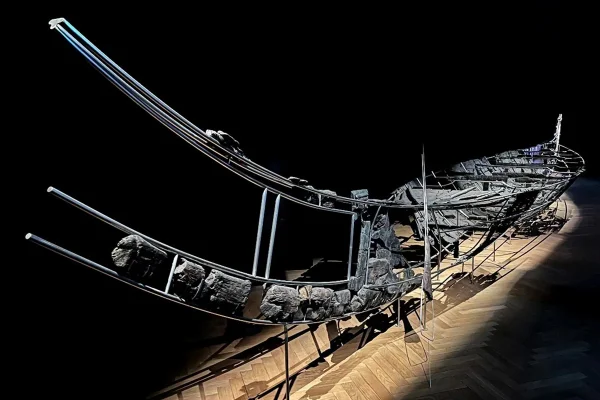 Imagem colorida mostra barco dinamarquês Hjortspring - Metrópoles