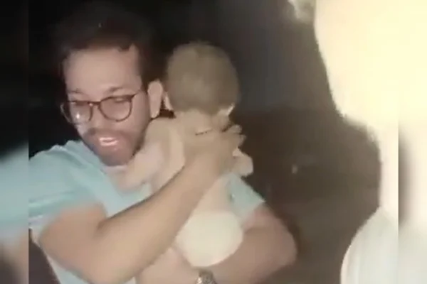imagem colorida de resgate de bebê com vida dos escombros na venezuela