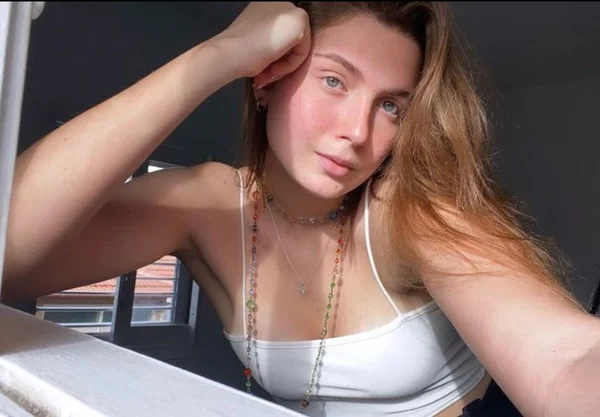 Montagem colorida de uma mulher e dois homens