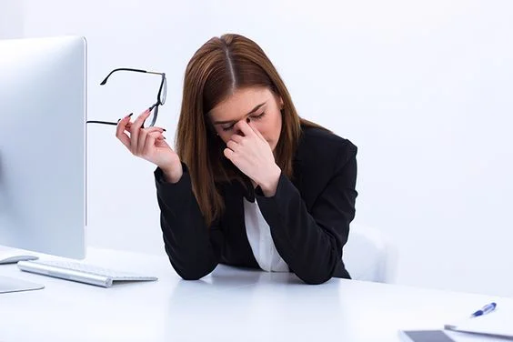 exesso de trabalho, muler com duvida
