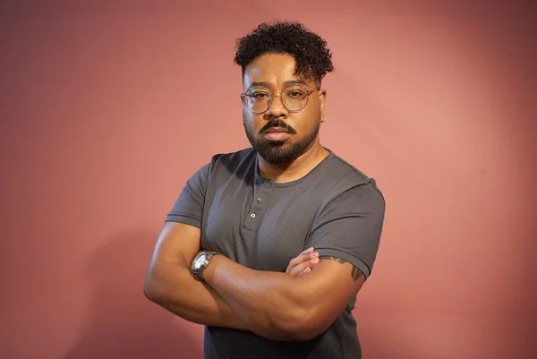 Alê Garcia divulga história e cultura negras em livros e podcast