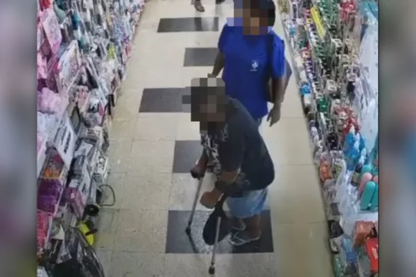 Mulher de muleta é flagrada furtando produtos em comércio do DF