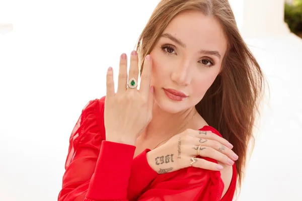 Ex-Menina Fantasma, Anna Livya Padilha faz ensaio com look vermelho - Metrópoles