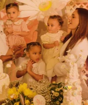 Neymar, Bruna Biancardi e as filhas posam com Helena, outra filha do jogador Neymar, Bruna Biancardi e as filhas posam com Helena, outra filha do jogador