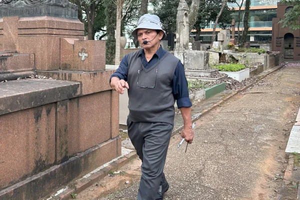 Autodidata, ex-coveiro Popó ensina história e arte em cemitério
