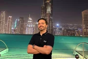 Daniel Ortiz posa sorridente para o Instagram
